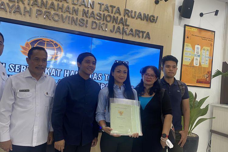 Penyerahan sertifikat tanah oleh Kementerian ATR/BPN kepada Nirina Zubir yang terlibat kasus mafia tanah, di Kantor Wilayah BPN Provinsi DKI Jakarta, Selasa (13/2/2024).