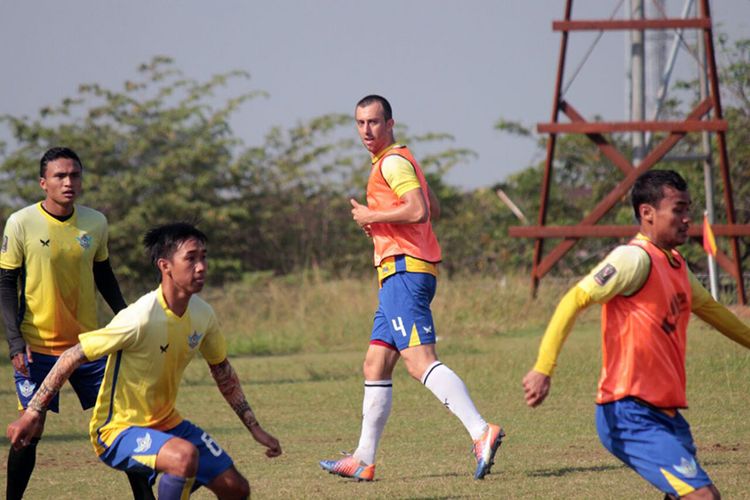 Besar kemungkinan Goran Gancev (dua dari kanan), akan kembali mengawal pertahanan Persegres Gresik United saat menghadapi Arema FC.