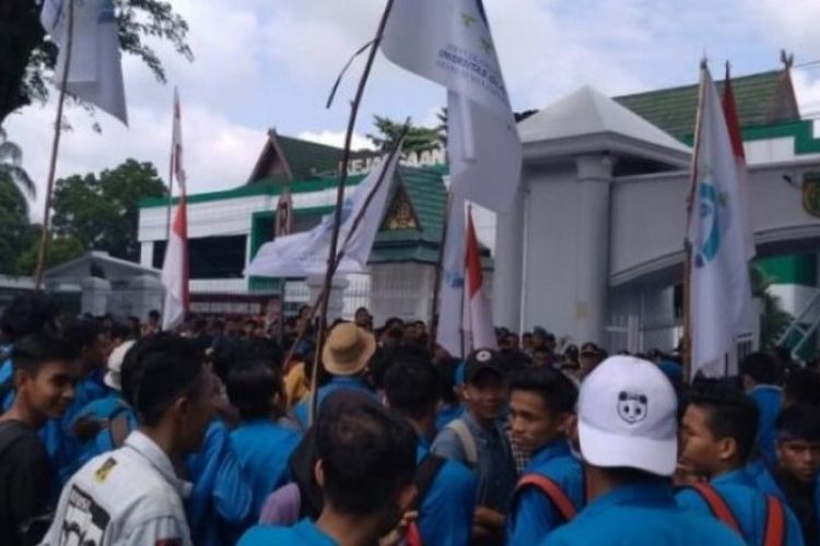 Ratusan mahasiswa Universitas Islam Negeri Sulthan Thaha Saifuddin (UIN STS) Jambi menggelar demonstrasi di kawasan Telanaipura, Jambi, Kamis (20/9/2018).