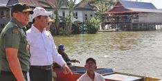 Mentan Beri Bantuan Pertanian bagi Petani Korban Banjir di Soppeng