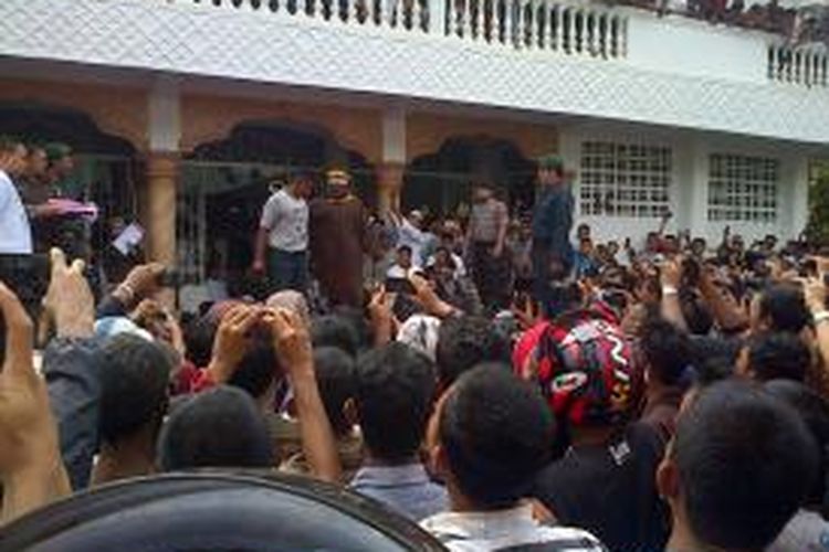 Seorang terpidana judi (maisir) menjalani hukuman cambuk yang dilaksanakan di depan Mesjid Agung Pahlawan, Banda Aceh, dia dicambuk bersama delapan terpidana lainnya dengan lima kali cambukan, Jumat (19/9/2014). Terpidana sempat melawan hendak melarikan diri darihukuman. ***** K12-11