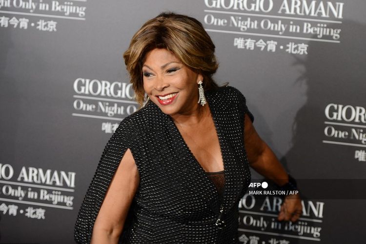 Penyanyi Tina Turner berjalan di karpet merah pergelaran busana oleh desainer Giorgino Armani di Beijing, China, pada 31 Mei 2012. Tina Turner meninggal dunia pada 24 Mei 2023 setelah menderita sakit yang cukup lama.