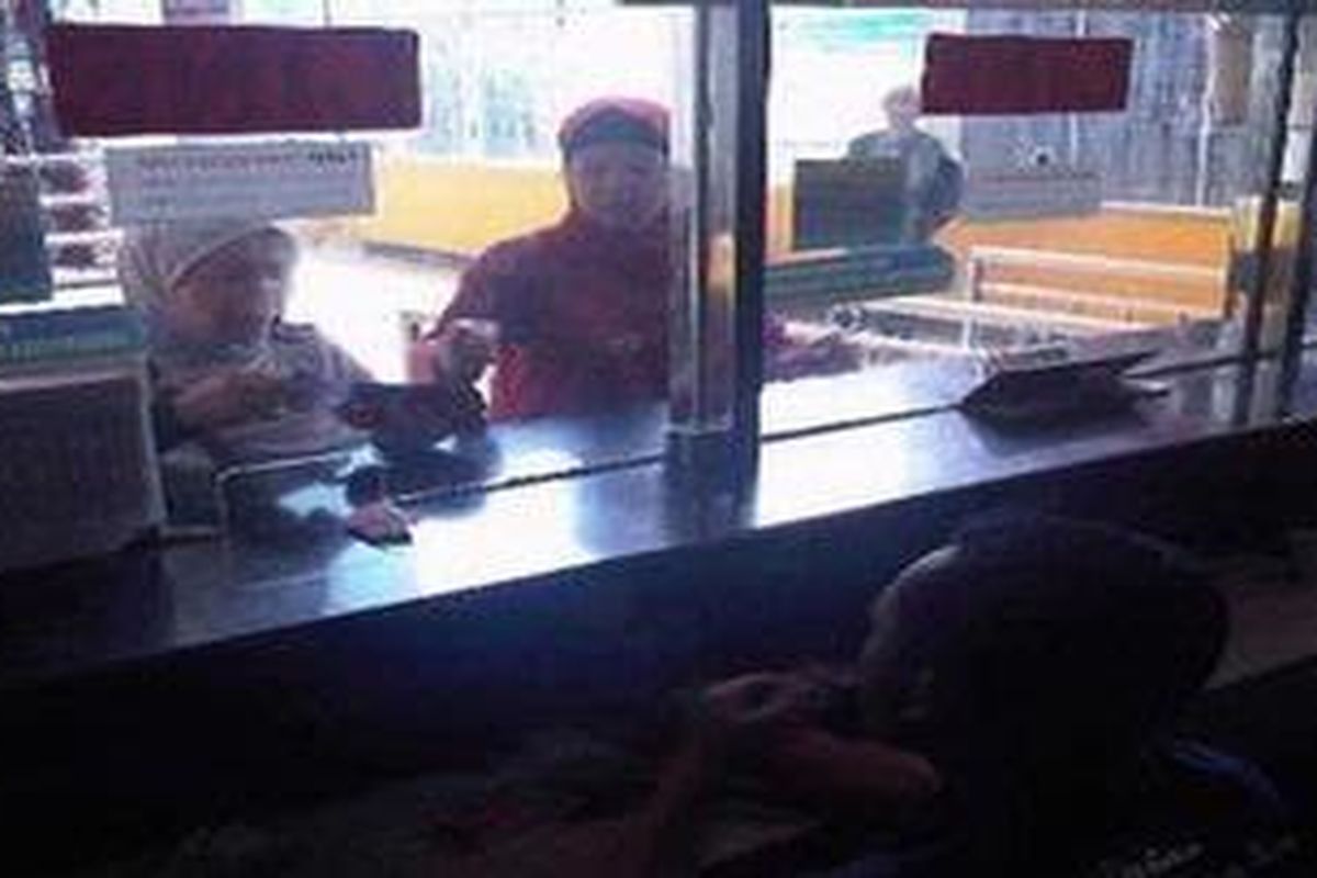 Sejumlah penumpang terpaksa mengembalikan tiket KRL di Stasiun Depok Baru yang sudah mereka beli, karena perjalanan KRL belum sesuai jadwal. Ini merupakan imbas dari kerusakan wesel pengatur perpindahan jalur kereta di Stasiun Manggarai, Jakarta Selatan, Kamis (24/11/2011) pagi tadi.