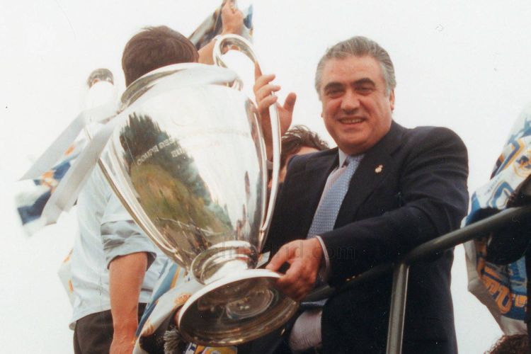 Mantan Presiden Real Madrid, Lorenzo Sanz, mengangkat trofi Piala Eropa (sekarang Liga Champions) musim 1997-1998.