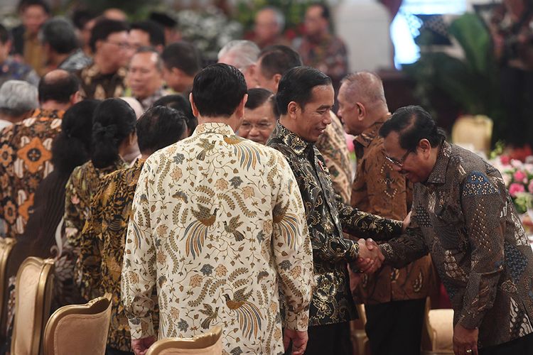 Presiden Joko Widodo (kedua kanan) berjabat tangan dengan sejumlah menteri dalam acara silaturahmi kabinet kerja di Istana Negara, Jakarta, Jumat (18/10/2019). Silaturahmi itu juga merupakan ajang perpisahan presiden, wakil presiden serta para menteri kabinet kerja yang telah bekerja sama selama lima tahun pemerintahan Joko Widodo-Jusuf Kalla.