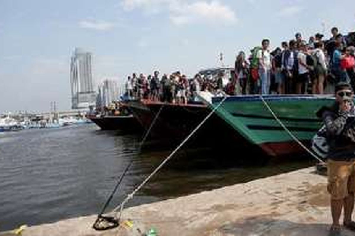 Penumpang kapal ojek dari Kepulauan Seribu tiba di Pelabuhan Kali Adem, Muara Angke, Penjaringan, Jakarta Utara, Minggu (1/1). Di hari yang sama, kapal ojek Zahro Express tujuan Pulau Tidung terbakar di laut dan menewaskan 23 penumpang. 