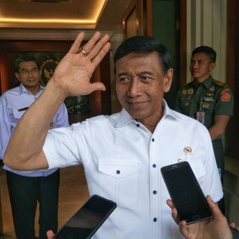 Menteri Koordinator Bidang Politik, Hukum dan Keamanan Wiranto usai rapat koordinasi terbatas tingkat menteri di Kemenko Polhukam, Jakarta Pusat, Rabu (1/11/2017).