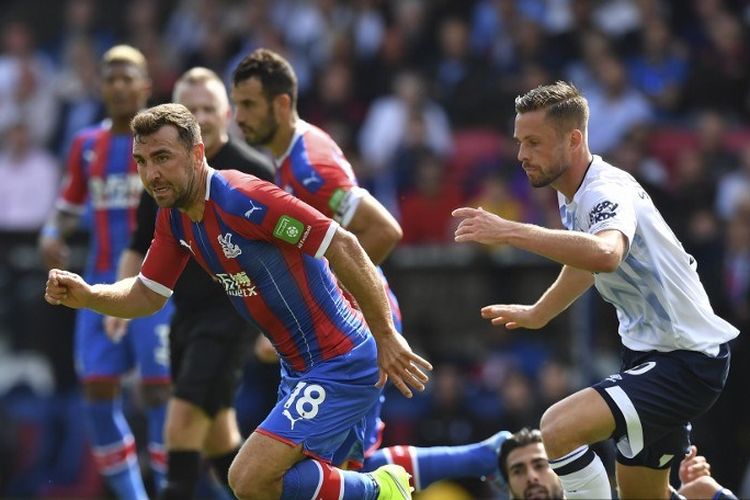 Gelandang Crystal Palace asal Skotlandia, James McArthur berlari bersama bola saat pertandingan sepak bola Liga Utama Inggris antara Crystal Palace dan Everton di Selhurst Park di London selatan pada 10 Agustus 2019.