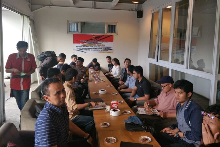 Mahasiswa yang tergabung dalam sejumlah organisasi berkumpul bersama jajaran Polres Sumedang di Jatinangor, Sumedang, Jawa Barat, Senin (27/5/2019). 