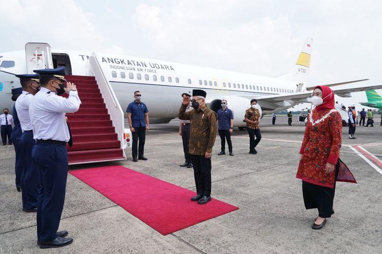 Wakil Presiden Ma'ruf Amin memberi hormat kepada petugas sebelum bertolak menuju Palembang dari Bandar Udara Halim Perdana Kusuma, Jakarta, Selasa (6/9/2022).