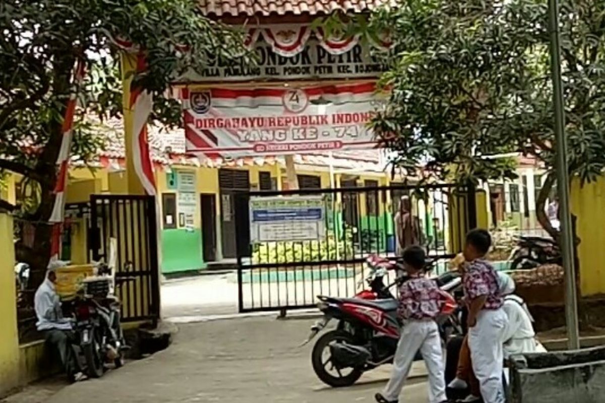 Pihak Sekolah Dasar Negeri Pondok Petir 03, Bojongsari, Depok sempat memberikan masker kepada para siswa saat penggalian tanah merah yang berpolusi masih beroperasi. 