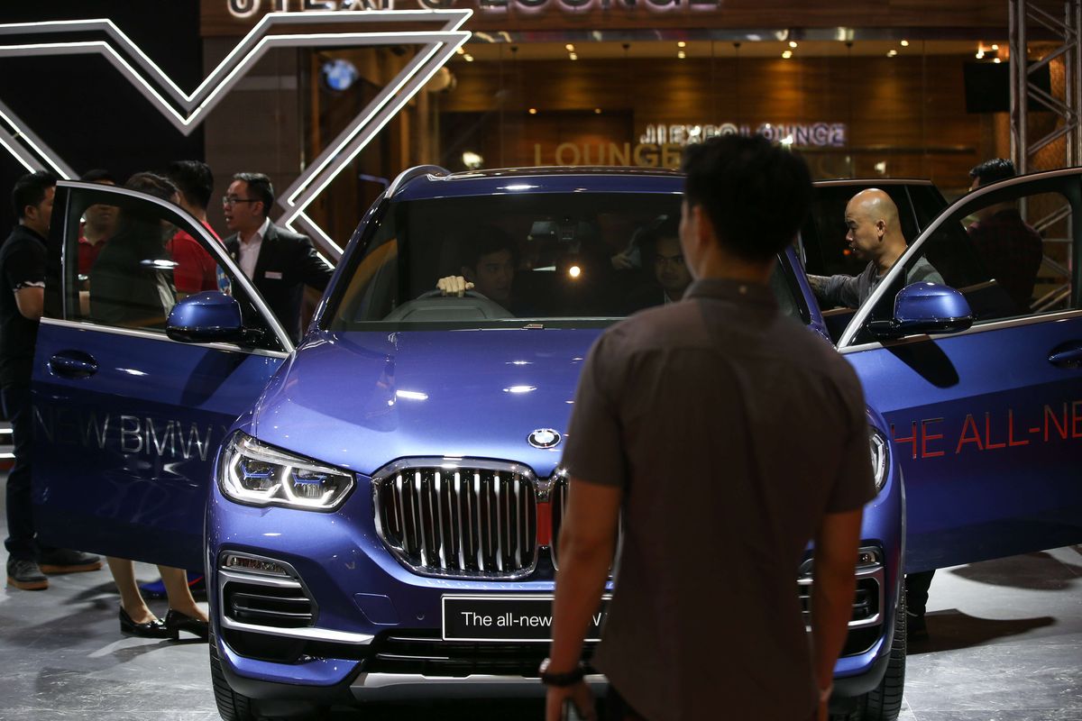 Pengunjung menyaksikan pameran otomotif Telkomsel Indonesia International Motor Show (IIMS) 2019 di JIExpo Kemayoran, Jakarta Pusat, Jumat (26/4/2019). Pameran otomotif terbesar ini akan berlangsung hingga 5 Mei 2019 mandatang.