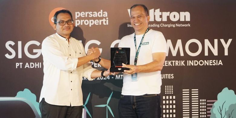 Direktur Utama PT Adhi Persada Properti Harry Wibowo (kiri) dan Direktur Utama PT Exelly Elektrik Indonesia Abdul Rahman Elly (kanan) dalam seremoni kerja sama pembangunan stasiun pengisian kendaraan listrik umum (SPKLU).