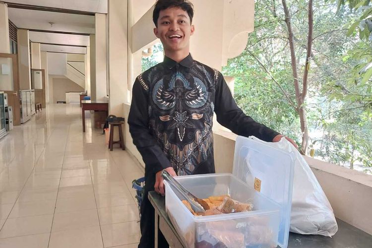 Kisah Takashi, Mahasiswa UNY yang Kuliah Sambil Jualan Risol demi Meringankan Beban Orangtua
