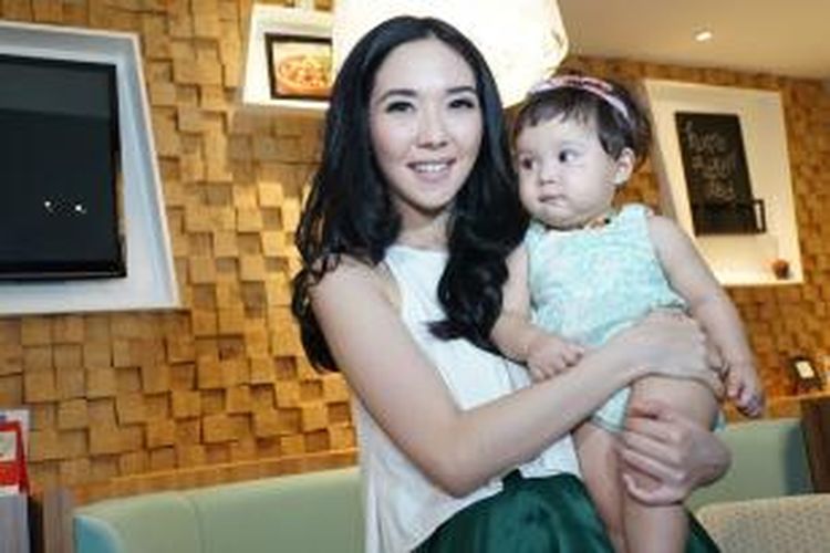 Gisella Anastasia bersama putrinya, Gempita Nora Marten saat ditemui di Grand Indonesia Shopping Town, Rabu (4/11/2015)