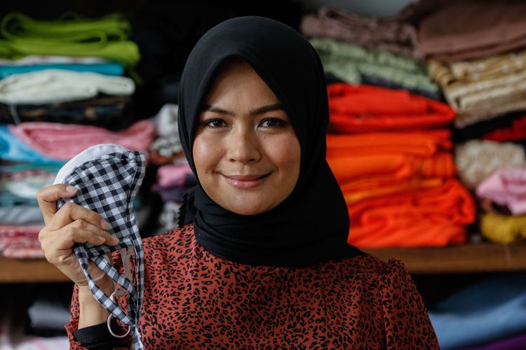 Yane Ardian, istri Walikota Bogor, Bima Arya Sugiarto menunjukkan masker kain buatannya di kediamannya, Bogor, Senin (6/4/2020). Yane menggagas kampanye bernama Gerakan Sejuta Masker Kain Kota Bogor yang melibatkan warga untuk dibagikan gratis dalam rangka mencegah penyebaran virus Covid-19.