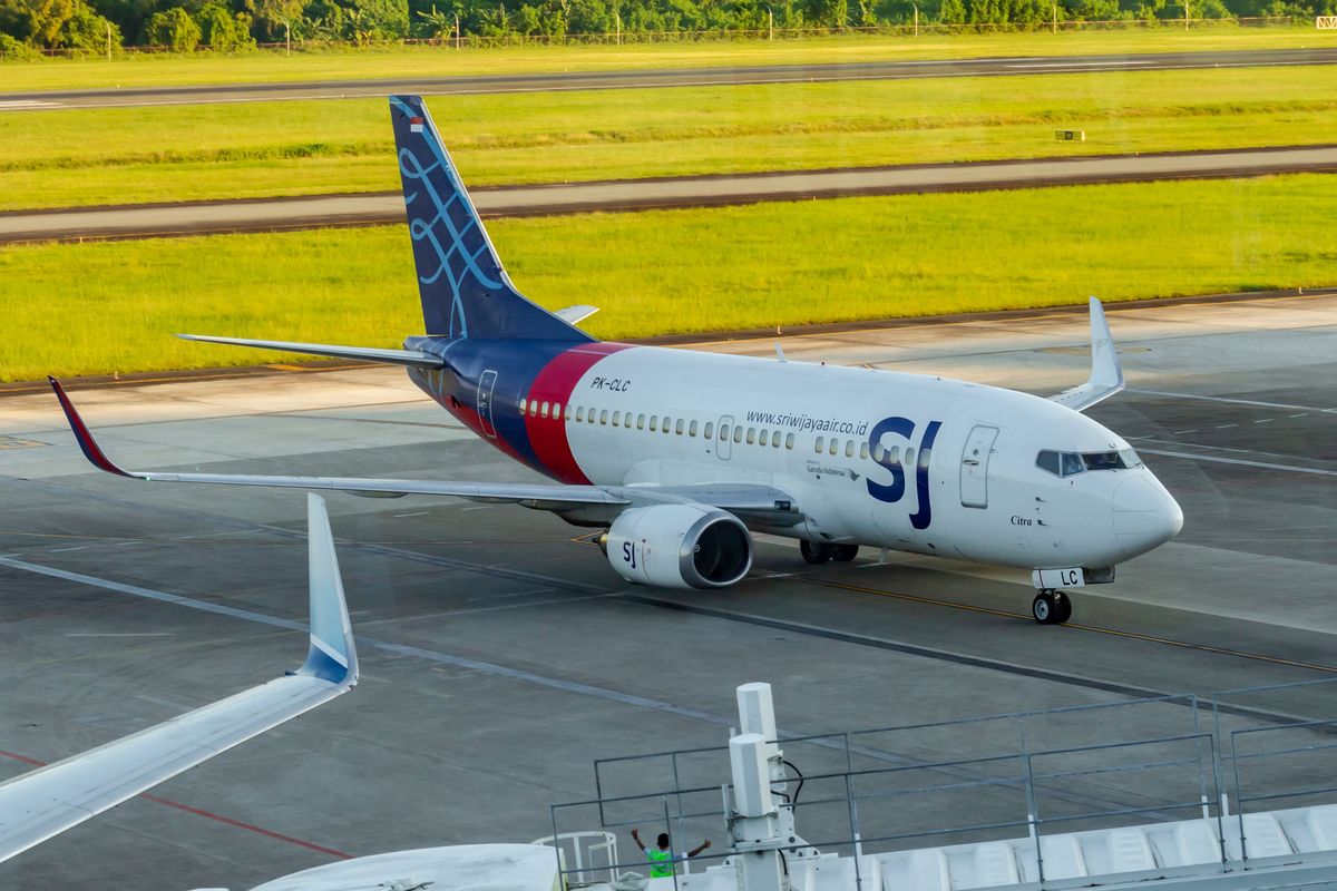 Pesawat Boeing 737-500 milik Sriwijaya Air di Bandara Sepinggan, Balikpapan, Juni 2019.