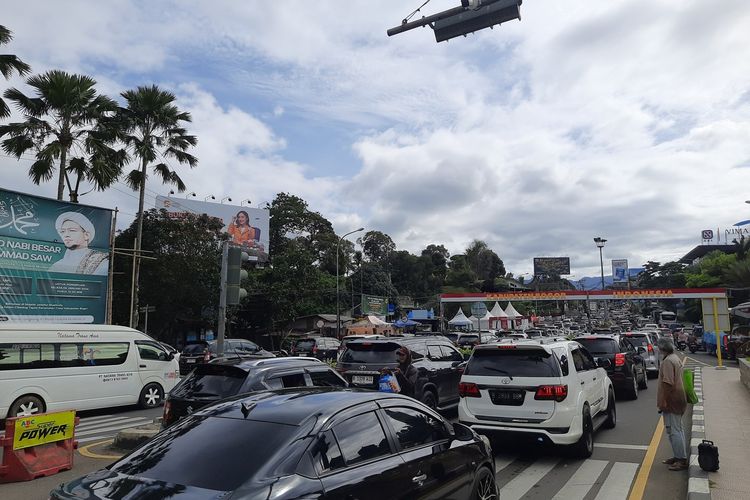Situasi arus kendaraan menuju jalur wisata Puncak Bogor, Jawa Barat, mengalami kepadatan pada Sabtu (27/12/2025) pagi.