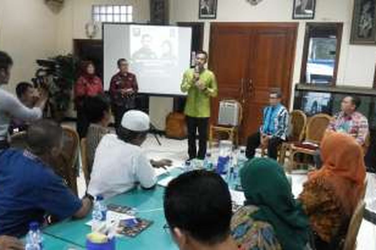 Calon gubernur DKI Jakarta Agus Harimurti Yudhoyono saat hadir dalam sebuah acara diskusi dengan para guru-guru sekolah swasta di salah satu restoran di kawasan Jalan Dewi Sartika, Jakarta Timur, Jumat (25/11/2016)