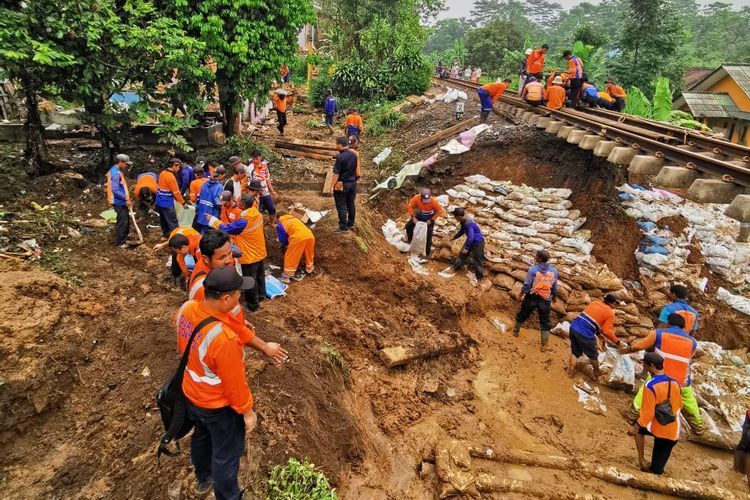 PT KAI menerjunkan 200 personel dari KAI utuk penanganan longsor di jalur kereta api (KAI) lintas Sukabumi - Bogor, Sabtu (7/12/2019).