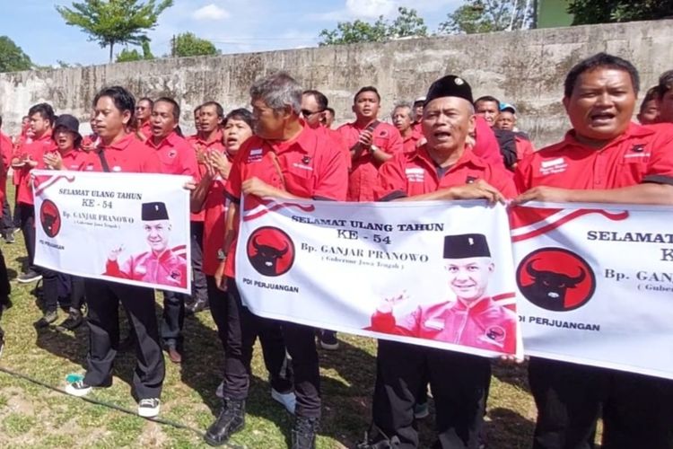 Ribuan kader Dewan Pimpinan Cabang (DPC) Partai Demokrasi Indonesia Perjuangan (PDIP) Kota Solo, membentang puluhan spanduk berikan ucapan selamat ulang tahun Ganjar Pranowo.