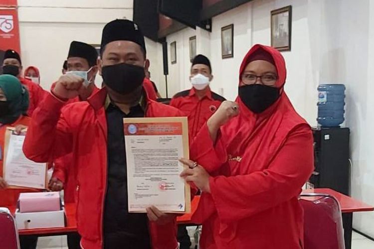 Fandi Akhmad Yani dan Aminatun Habibah, saat menerima rekomendasi di kantor DPD PDIP Jawa Timur.