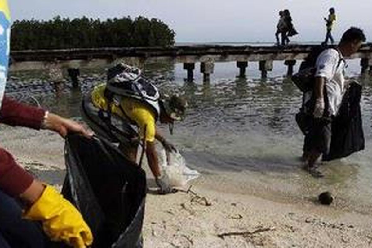 Komunitas travelling Couchsurfing.org dan kakigatel.com melakukan aksi bersih-bersih sampah dalam acara Gabung Mulung Tidung di Pulau Tidung, Kepulauan Seribu, Sabtu (14/5/2011). Aksi sosial diikuti 200 orang terdiri dari wisatawan lokal dan macanegara. Kegiatan ini juga dipadu dengan wisata bahari khas Pulau Tidung, di antaranya renang, snorkeling, dan memancing.