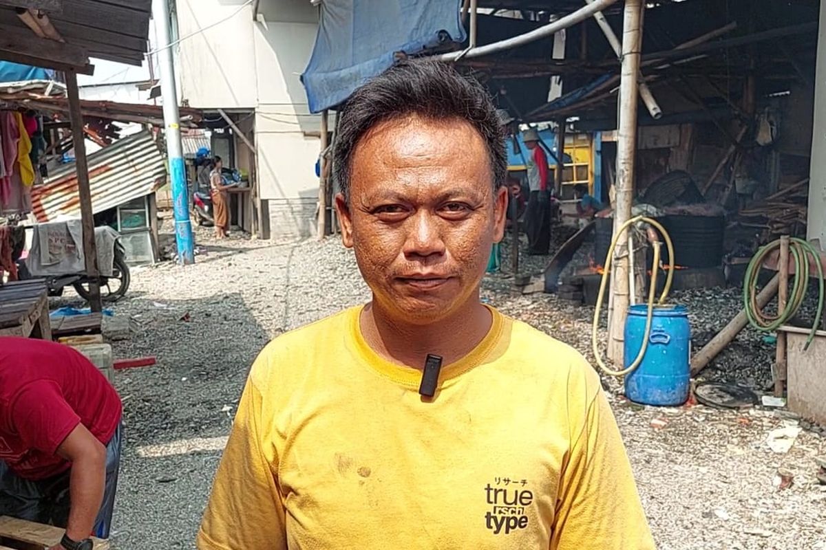 Nelayan di Muara Angke bernama Rano (32) saat ditemui di RT 06/RW 22, Kampung Muara Angke, Pluit, Penjaringan, Jakarta Utara pada Kamis (22/6/2023).  