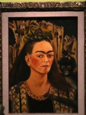 Lukisan di atas kanvas berjudul Self Potrait with Monkeys karya Frida Kahlo