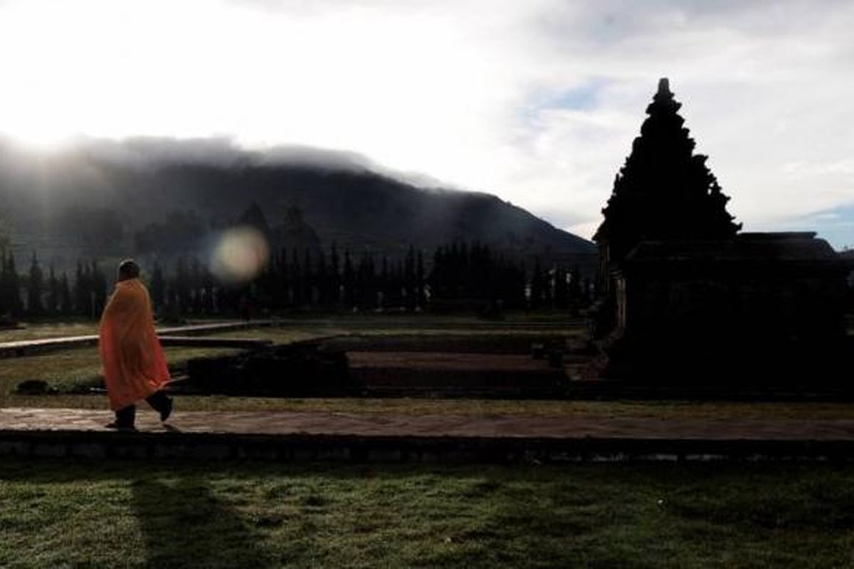 Warga melintasi komplek Candi Arjuna di Dieng, Kabupaten Banjarnegara, Jawa Tengah, Jumat (3/6/2011). Candi yang berada pada ketinggian 2.008 meter  tersebut merupakan salah satu situs candi Dieng yang ada mulai abad VIII hingga XII.