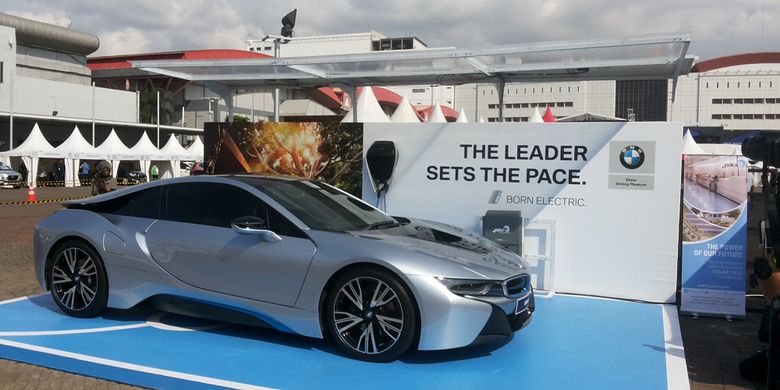 Prototype garasi khusus yang diperkenalkan BMW Group Indonesia di hari kedua ajang International Motor Show (IIMS), di JIExpo Kemayoran, Jakarta, Jumat (20/4/2018). Garasi khusus ini dapat menghasilkan listrik memanfaatkan sinar matahari.