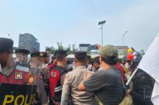 Ada yang Bakar Ban, Massa dan Polisi Saling Dorong Saat Demo Buruh di DPR