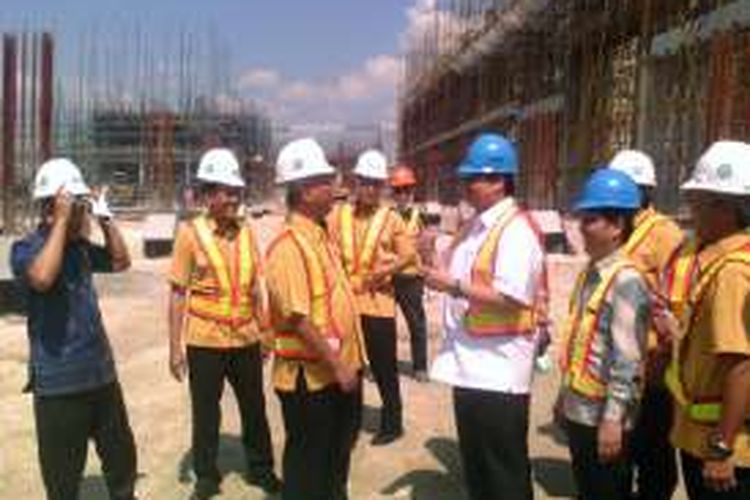 Menteri Perindustrian Airlangga Hartarto (baju putih) di dampingi Dirut PT PI Aas Asikin Idat (dua dari kanan), saat berbincang dengan Dirut PT PG Nugroho Christijanto, Kamis (4/8/2016).