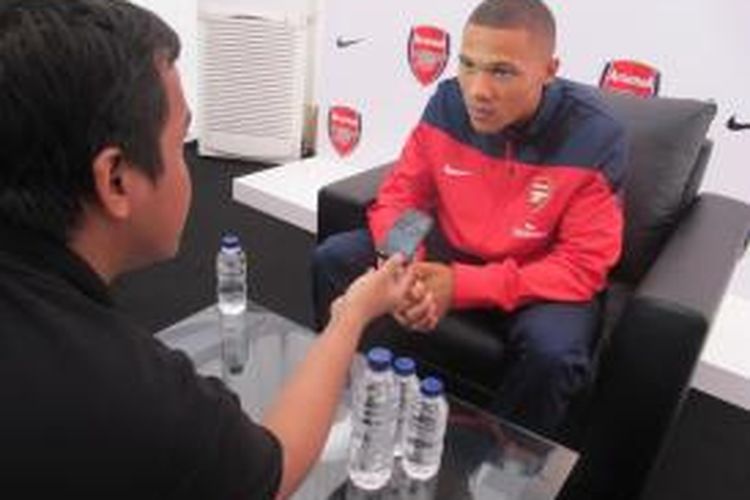 Bek Arsenal, Kieran GIbbs saat berbicang dengan Kompas.com di sela-sela kunjungan Arsenal ke Indonesia di Lapangan C Senayan, Jakarta, Sabtu (13/7/2013)