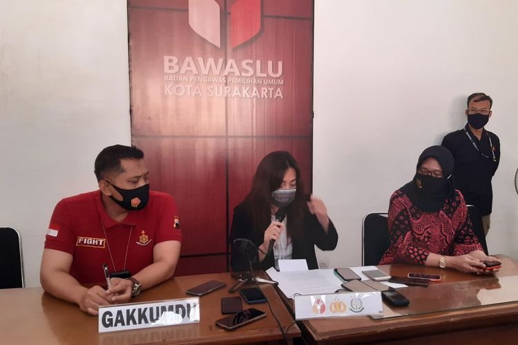 Komisioner Divisi Penindakan Pelanggaran Bawaslu Solo, Poppy Kusuma (tengah) dalam konferensi pers dugaan pemalsuan tanda tangan syarat dukungan dan atau pemalsuan KTP pasangan calon perseorangan Bagyo Wahyono-FX Supardjo (Bajo) di Kantor Bawaslu Solo, Jawa Tengah, Selasa (18/8/2020).