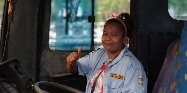 Lia Yuliana, sopir wanita bus jurusan Kampung Rambutan-Lebak Bulus. Foto diambil Rabu (6/6/2018).