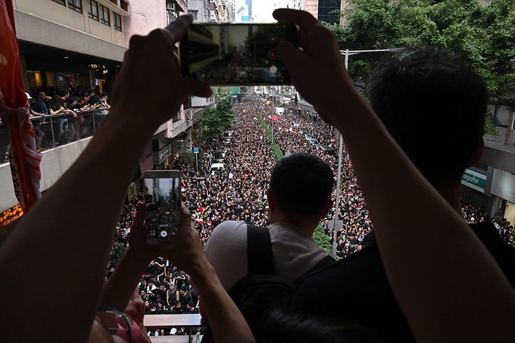 Peserta unjuk rasa memenuhi jalanan Hong Kong dalam aksi menentang UU Ekstradisi, Minggu (16/6/2019). Aksi protes itu dimulai ketika Hong Kong, bekas koloni Inggris yang kembali kepada China berdasarkan satu negara, dua sistem pada 1997, memperkenalkan UU Ekstradisi.