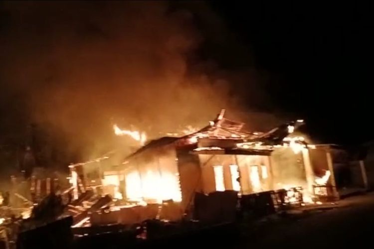 Suasana kebakaran yang menghanguskan 9 rumah di Kampung Owaq, Kecamatan Linge, Kabupaten Aceh Tengah, Aceh, Senin (21/2/2022).