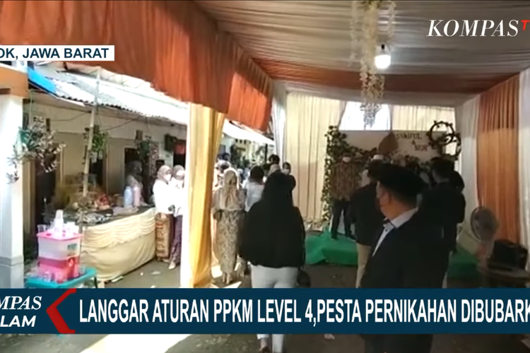 Polisi membubarkan hajatan pernikahan warga Sukmajaya, Depok, Jawa Barat, pada Minggu (8/9/2021). Tenda-tenda acara yang kadung dipasang di Jalan Tole Iskandar itu terpaksa dibongkar.