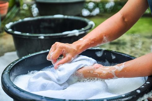 Kehabisan Detergen, Ini Cara Aman Mencuci Pakaian dengan Sampo