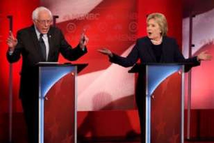 Calon Presiden Partai Demokrat Bernie Sanders dan Hillary Clinton berdebat di Universitas New Hampshire, Durham, Kamis (04/02)