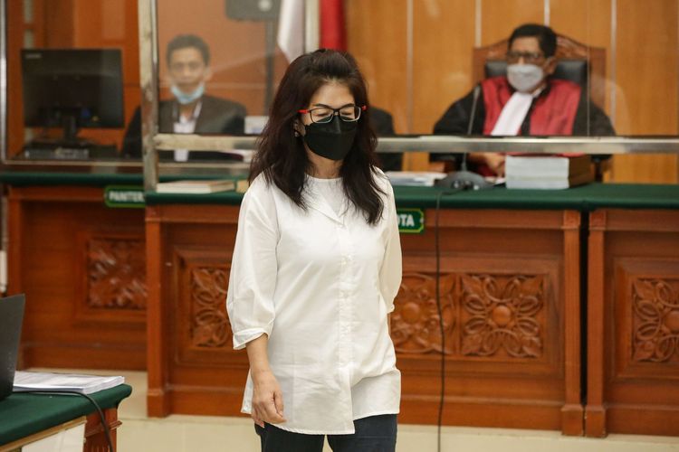 Terdakwa Linda Pujiastuti alias Anita Cepu menjalani sidang tuntutan kasus peredaran narkoba jenis sabu di Pengadilan Negeri Jakarta Barat, Senin (27/3/2023). Jaksa penuntut umum (JPU) menuntut hukuman 18 tahun penjara dan denda sebesar Rp 2 miliar terkait kasus sabu Teddy Minahasa.