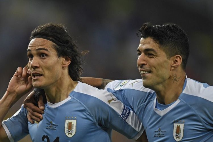 Edinson Cavani (kiri) dari Uruguay merayakan dengan rekan setimnya Luis Suarez setelah mencetak gol melawan Chili selama pertandingan grup turnamen sepak bola Copa America di Stadion Maracana di Rio de Janeiro, Brasil, pada 24 Juni 2019.