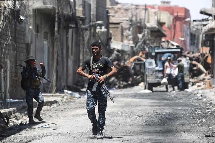 Seorang anggota pasukan Irak sedang berpatroli di sekitar Kota Tua, distrik terakhir kota Mosul yang masih dikuasai ISIS,