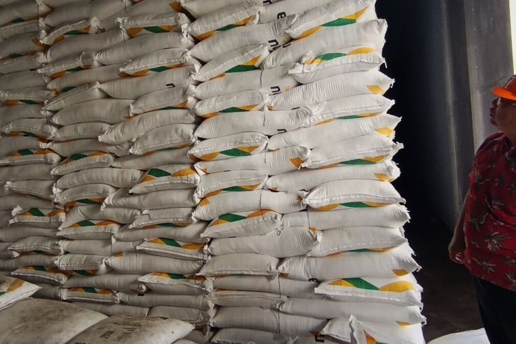 4.200 ton gula yang disimpan di 5 gudang PG Poerwodadie Kabupaten Magetan belum laku dilelang. Hal tersebut membuat petani tebu di Kabupaten Magetan kesulitan mendapatkan modal untuk tanam musim 2025 yang akan berakhir di Bulan Agustus ini. Macetnya gula petani diperkirakan akan mempengaruhi penyusutan lahan tanaman tebu yang saat ini tinggal 3.300 hektar, dimana tanaman tebu petani di Magetan sempat mencapai 7.000 hektar