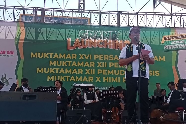 Gubernur Jawa Barat Ridwan Kamil saat memberikan sambutan dalam acara Grand Launching Muktamar Persatuan Islam (Persis) di Stadion Si Jalal Harupat, Pada Sabtu (27/8/2022).