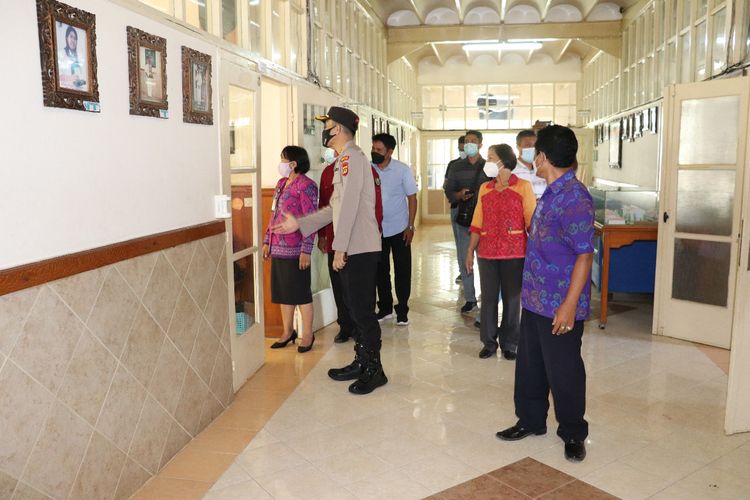 Kepolisian Resor (Polres) Buleleng, Bali melakukan inspeksi mendadak (sidak) penerapan protokol kesehatan di SMK I Singaraja, Selasa (5/10/2021).