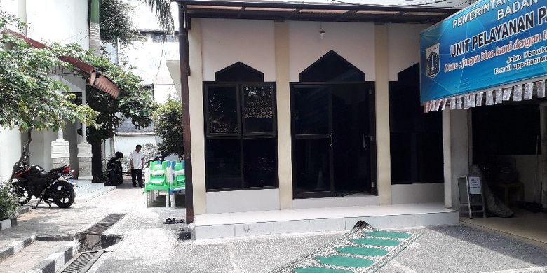 Masjid Al-Ikhlas yang menjadi lokasi belajar sementara PAUD Tunas Bina, Pinangsia di Kantor Kecamatan Tamansari pada Jumat (19/10/2018).