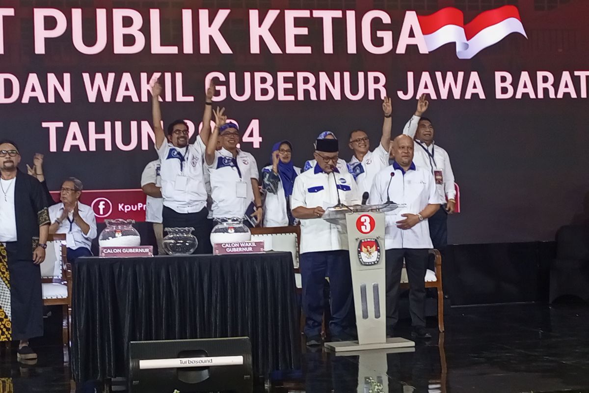 Pasangan nomor urut 3 Ahmad Syaikhu-Ilham Habibie dalam debat publik ketiga atau terakhir Pilgub Jabar 2024 di Bogor, Jawa Barat, Sabtu (23/11/2024).