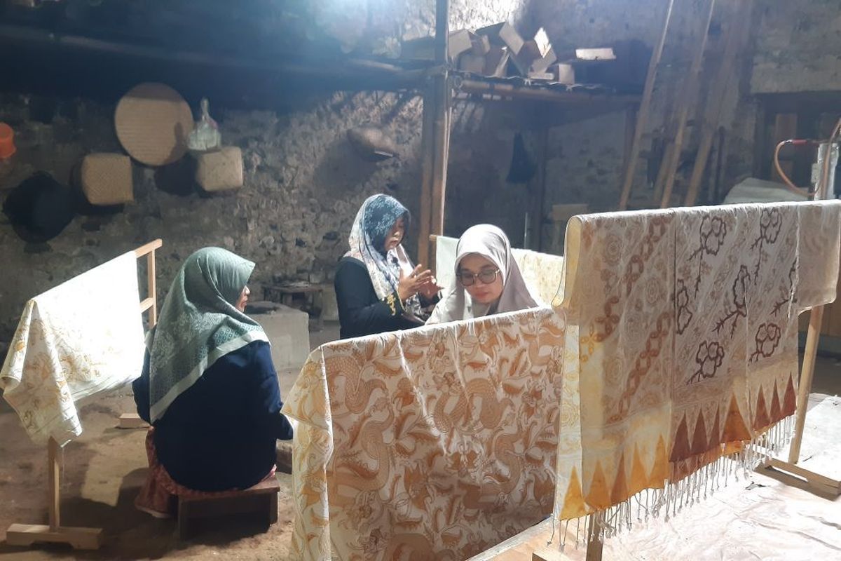 Cerita Perajin Batik di Girilayu Hidupkan Warisan Mangkunegaran 